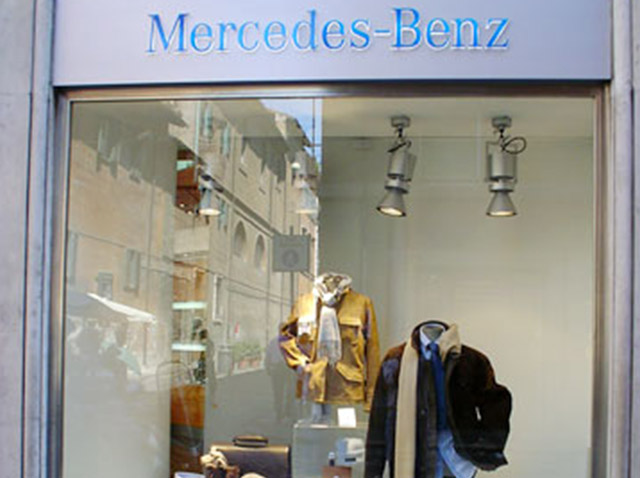 Arredi su misura per negozio Mercedes Benz Roma chiavi in mano